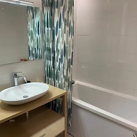 Apartment Front De *