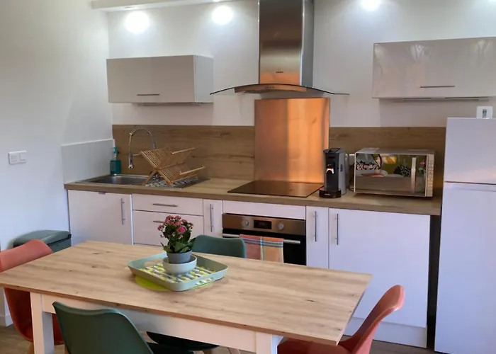 Front De Appartement